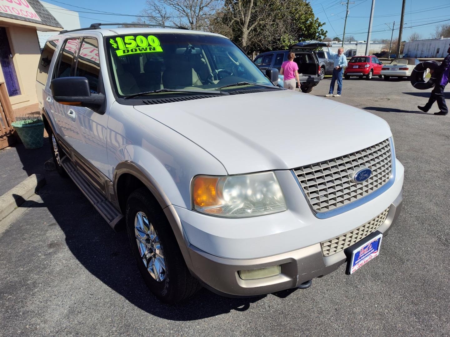 2003 White Ford Expedition Eddie Bauer 4WD (1FMPU18LX3L) with an 5.4L V8 SOHC 16V engine, 4-Speed Automatic Overdrive transmission, located at 5700 Curlew Drive, Norfolk, VA, 23502, (757) 455-6330, 36.841885, -76.209412 - Photo#4